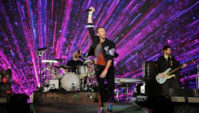 Coldplay sorprende al invitar a Michael J. Fox a tocar la guitarra en Glastonbury: "Gracias a ti somos un grupo"