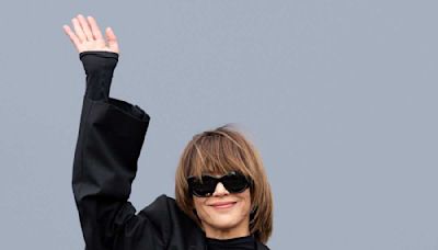 Lunettes de soleil, blazer à épaulettes et jupon XXL, Sophie Marceau nous offre une véritable leçon de style lors du défilé Balenciaga