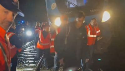 Pluies diluviennes : un train SNCF déraille près de Lyon, les images de l'accident