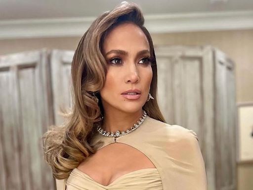 Jennifer Lopez se apodera de Nueva York con el vestido con corsé drapeado que favorece siempre