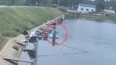 江蘇男釣20斤大魚遭扯入湖中 網友侃：被魚釣的幸福時刻