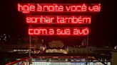 'Sonhar com avó': Festa da Luz volta a provocar público com letreiros neon em BH | Notícias Sou BH