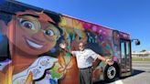 Los autobuses de Disney World se revisten de Encanto por la Herencia Hispana