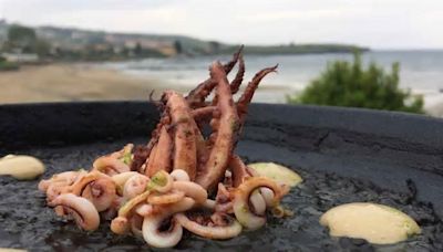 El mejor arroz negro meloso está en esta playa asturiana: hecho con setas y foie y es el más valorado