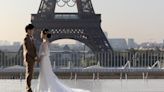 Los anillos olímpicos ya lucen en la Torre Eiffel