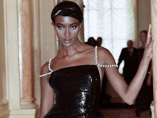 Naomi Campbell revoluciona el mundo al posar con un vestido que lució hace 28 años