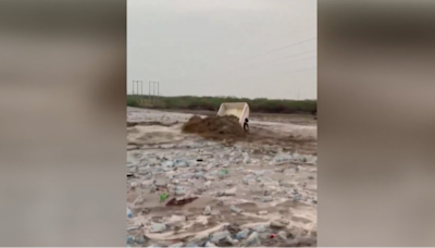 Arabia Saudí sufre un temporal con lluvias torrenciales e inundaciones que deja un niño muerto y múltiples daños