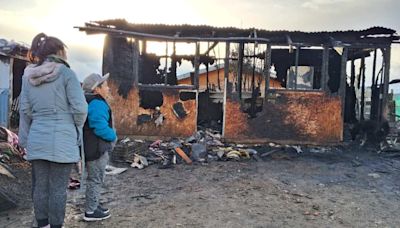 Una madre y su pequeño hijo perdieron su casa en un incendio al sur de Bariloche - Diario Río Negro