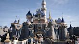 Premiación con viaje a Disneyland para niños aplicados de zonas marginadas