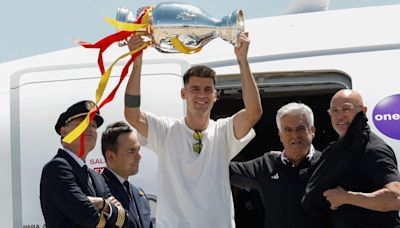 La selección española aterriza en Madrid con el trofeo de campeona de Europa