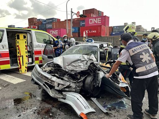 轎車爆胎與貨櫃車擦撞變形 消防員破壞車體救出受困駕駛