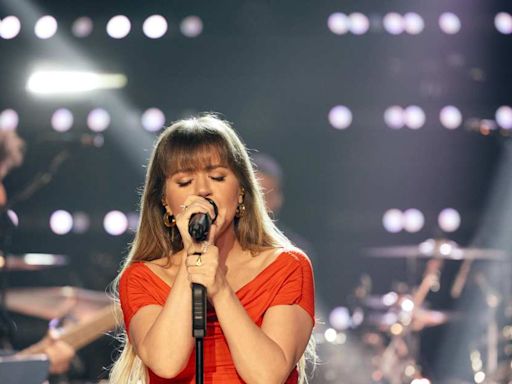 Kelly Clarkson ‘Kelly Clarksons Her Own Song’ With New Performance of Early Hit