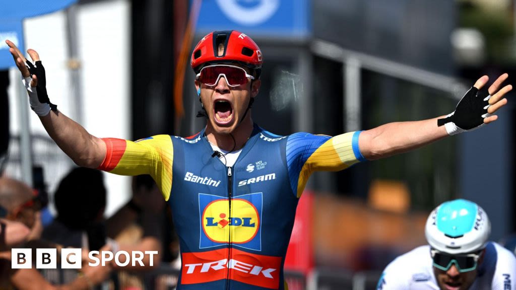 Giro d'Italia: Jonathan Milan sprints to victory on stage four