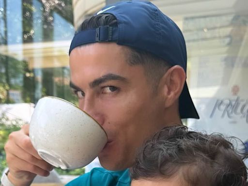 Ronaldo relaxes with daughter as Portugal's stars enjoy family time