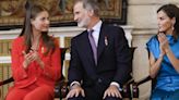 La España oficial premia a Felipe VI con la misma pasión que dedicaba a Juan Carlos