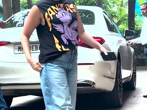 Kareena Kapoor Khan masters the art of ignoring paparazzi with style | Entertainment - Times of India Videos