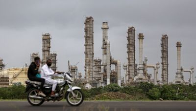 Indian Oil-Refining Giant Joins Army of Traders of Key Oil Price