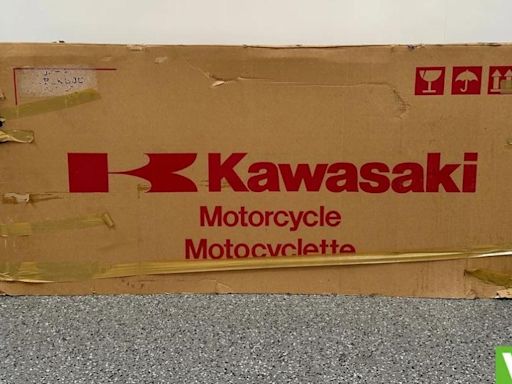 Para llorar, en venta una moto Kawasaki icónica de 1988 que todavía está en la caja de transporte, la primera y auténtica Ninja, la GPZ900R