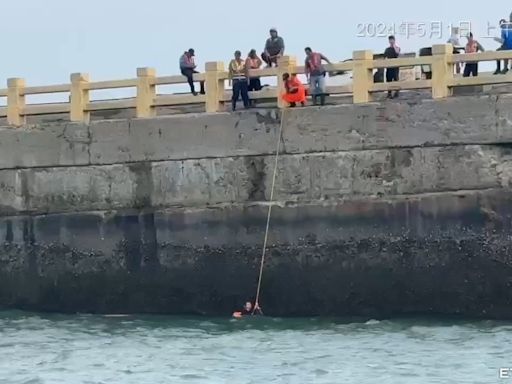 台中梧棲漁港釣客墜海！ 地面濕滑跌倒...跌落8公尺高堤防