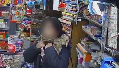 Video: una mujer robó en un kiosco, el dueño la descubrió y la obligó a pedir disculpas adelante de las cámaras