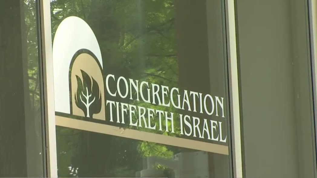 Synagogue replaces banner that was set on fire