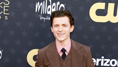 FOTO: Tom Holland causa revuelo en redes sociales al ser comparado con Peso Pluma por su nuevo look - El Diario NY