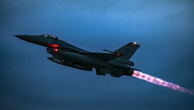 影片》共機當心！ 空軍F-16V戰機夜航 震撼發動機聲響「有層次」 - 自由軍武頻道