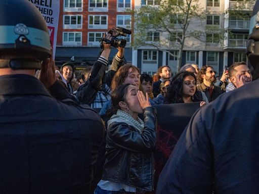 Las protestantes propalestinos en las universidades de EE.UU. llaman a la desinversión. Esto es lo que eso significa