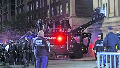 Desalojan a manifestantes de Columbia; arrestan a decenas