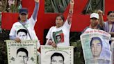Normalistas de Ayotzinapa lanzan artefactos explosivos contra el palacio presidencial de México