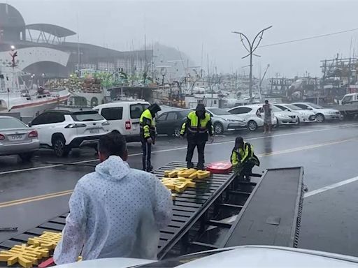 風真的大！宜蘭海鮮餐廳「招牌被吹垮」 現場畫面曝