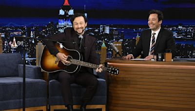 Joseph Gordon-Levitt Serenades His Wife From Miles Away With Taylor Swift ‘Lover’ Cover on ‘Fallon’