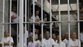 Una visita a la megacárcel de Bukele: una prisión gris y austera con 12.000 presuntos pandilleros