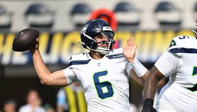 Geno Smith rests, Mike Macdonald’s new defense dominates in Seahawks’ preseason win at LA