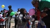 Migrantes celebran el Día del Niño en el río fronterizo de México-EEUU entre restricciones