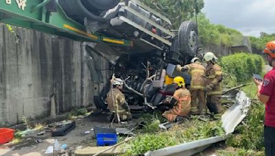 多圖／國一聯結車自撞 「烏龜翻」卡邊坡！搶救畫面曝光