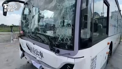 傻眼！被「自己人」追撞 疑駕駛恍神撞上同事 公車板金凹陷、車殼破裂