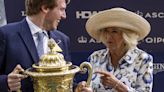 Queen presents trophy at Royal Ascot