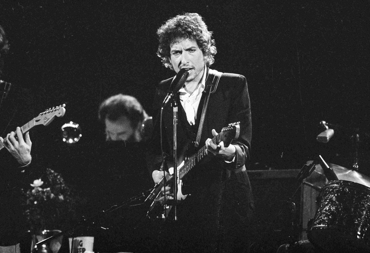 Bob Dylan is giving fans a chance to relive his 1974 tour with the Band on a staggering 27-disc set