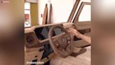 Uno de los coches favoritos de los famosos ahora es de madera y funciona como uno real