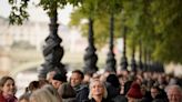 Fila para ver el féretro de Isabel II es digna de la reina