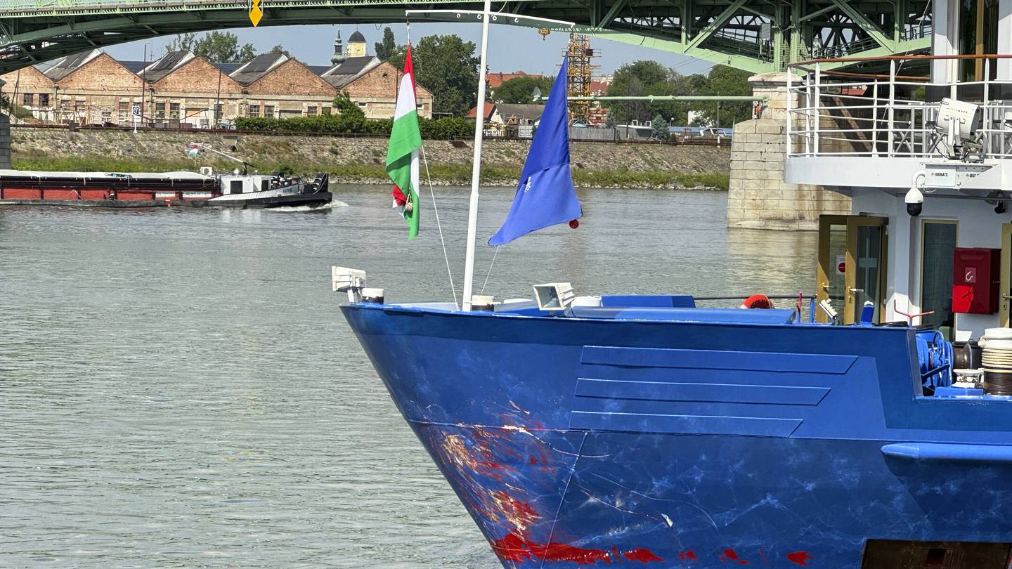 2 dead and 5 missing after a boat collision on the Danube River in Hungary