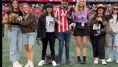 Desopilante: carrera de perros salchichas en la liga canadiense de fútbol