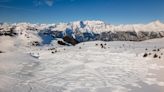 Un gigantesco dibujo en la nieve de Greenpeace protesta contra las ideas del Foro de Davos