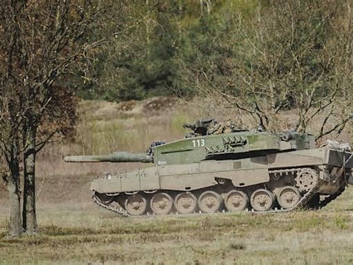 Neue Waffen für die Ukraine: Leopard-2-Panzer auf dem Weg an die Front