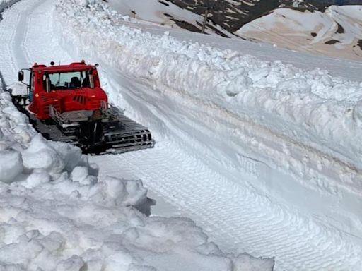 Muros de nieve de varios metros en Sierra Nevada