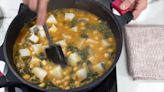 Potaje de Vigilia: receta tradicional de Semana Santa con garbanzos espinacas y bacalao