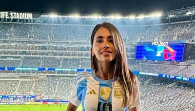 El look casual y chic de Antonela Roccuzzo para alentar a Leo Messi: cargo y mini bag | Espectáculos