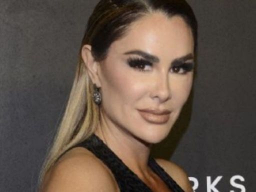 Desde un yate, Ninel Conde demuestra cómo llevar un traje de baño metalizado después de los 40