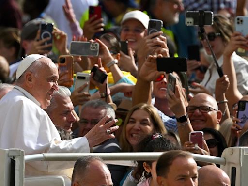 El papa dice que "es necesario rezar por la paz en estos tiempos de guerra mundial"
